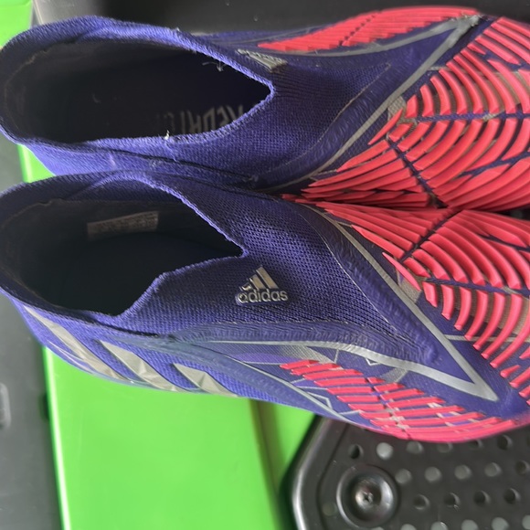 BOYS PREDATOR ADIDAS SOCCER CLEATS ….. GENTLY WORN …..EUC. $200 - Picture 2 of 8